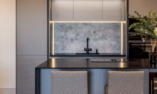 Amplio y elegante apartamento en venta en complejo cerrado en primera línea de playa con vistas al mar, en la Nueva Milla de Oro de Marbella - Estepona 51340 