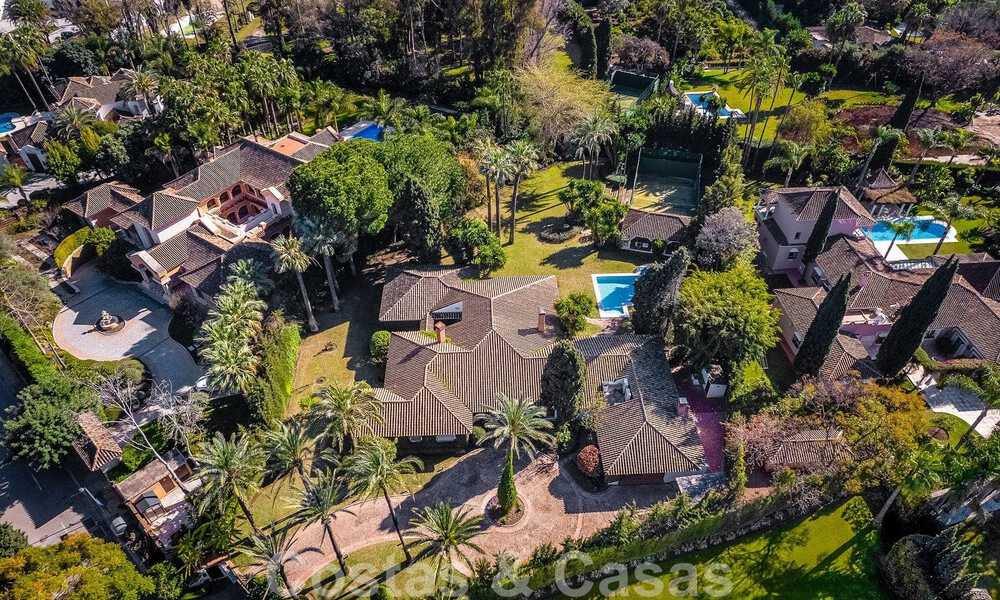 Villa de lujo independiente de estilo mediterráneo en venta a un paso de la playa y los servicios en la prestigiosa Guadalmina Baja en Marbella 51241