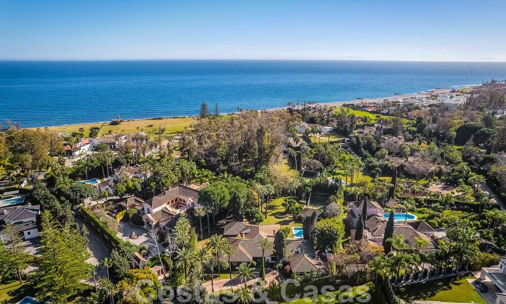 Villa de lujo independiente de estilo mediterráneo en venta a un paso de la playa y los servicios en la prestigiosa Guadalmina Baja en Marbella 51242