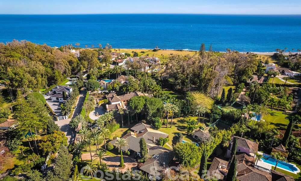 Villa de lujo independiente de estilo mediterráneo en venta a un paso de la playa y los servicios en la prestigiosa Guadalmina Baja en Marbella 51243