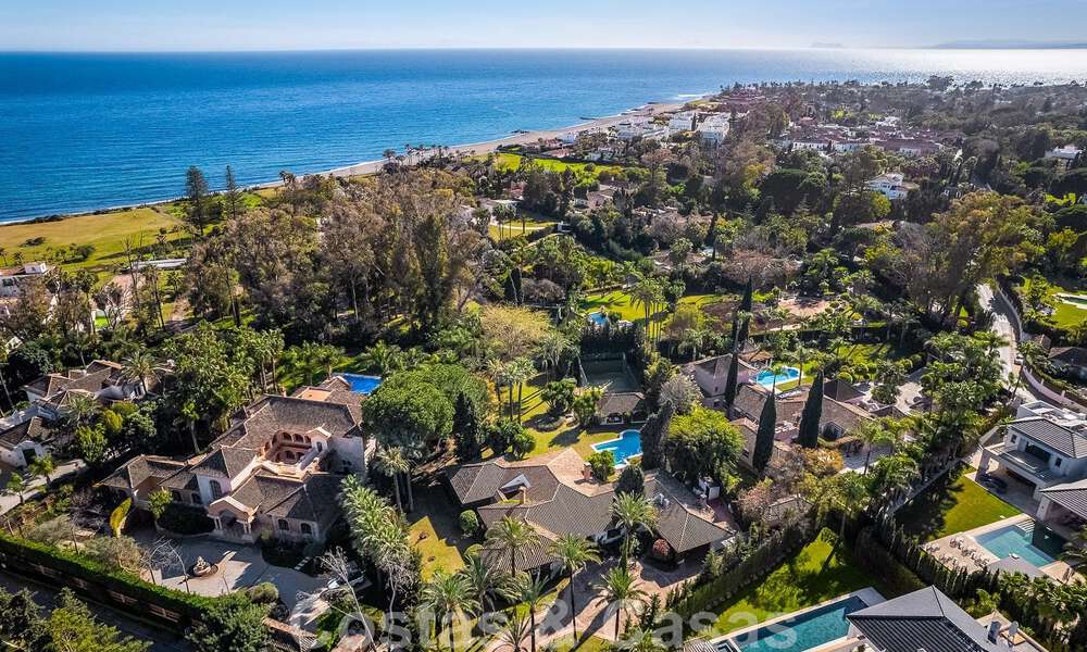 Villa de lujo independiente de estilo mediterráneo en venta a un paso de la playa y los servicios en la prestigiosa Guadalmina Baja en Marbella 51244