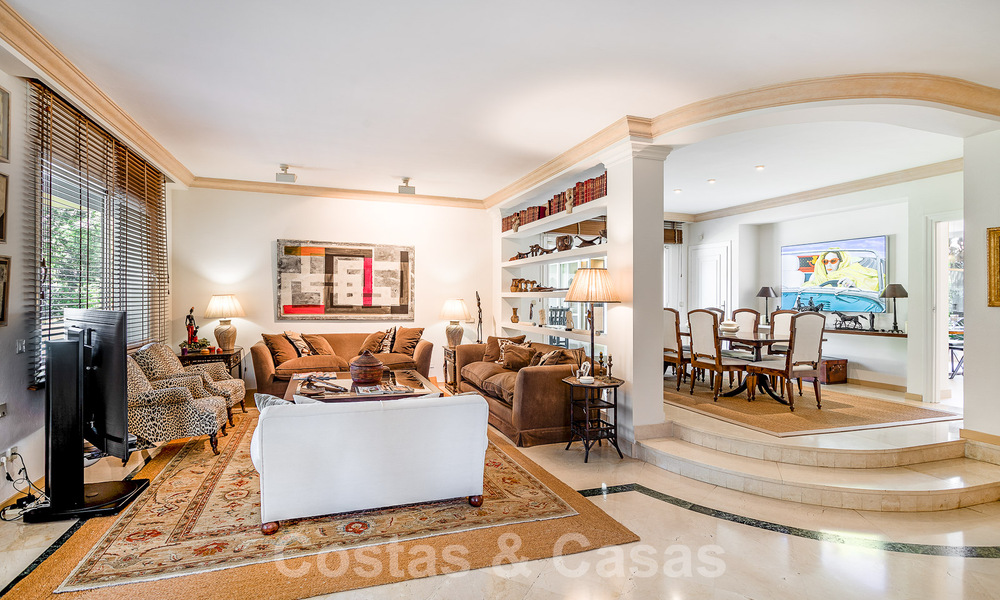 Villa de lujo independiente de estilo mediterráneo en venta a un paso de la playa y los servicios en la prestigiosa Guadalmina Baja en Marbella 51246