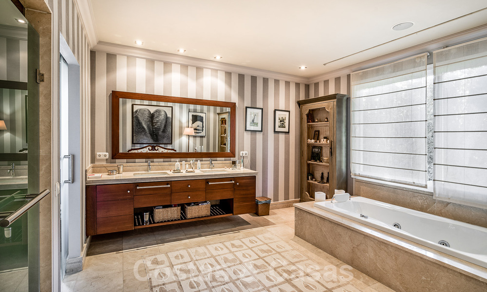 Villa de lujo independiente de estilo mediterráneo en venta a un paso de la playa y los servicios en la prestigiosa Guadalmina Baja en Marbella 51254