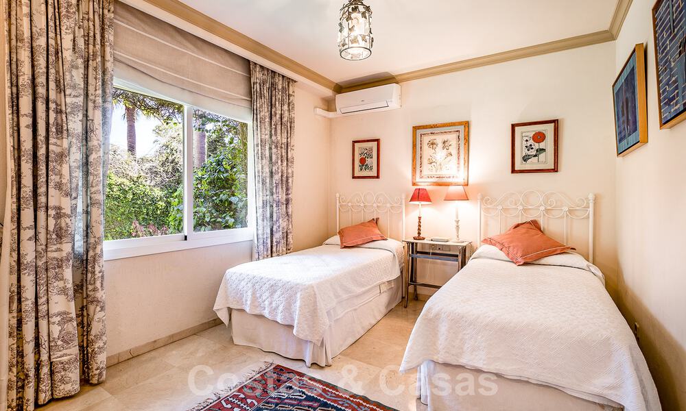 Villa de lujo independiente de estilo mediterráneo en venta a un paso de la playa y los servicios en la prestigiosa Guadalmina Baja en Marbella 51256