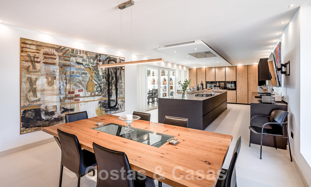 Villa de lujo independiente de estilo mediterráneo en venta a un paso de la playa y los servicios en la prestigiosa Guadalmina Baja en Marbella 51258
