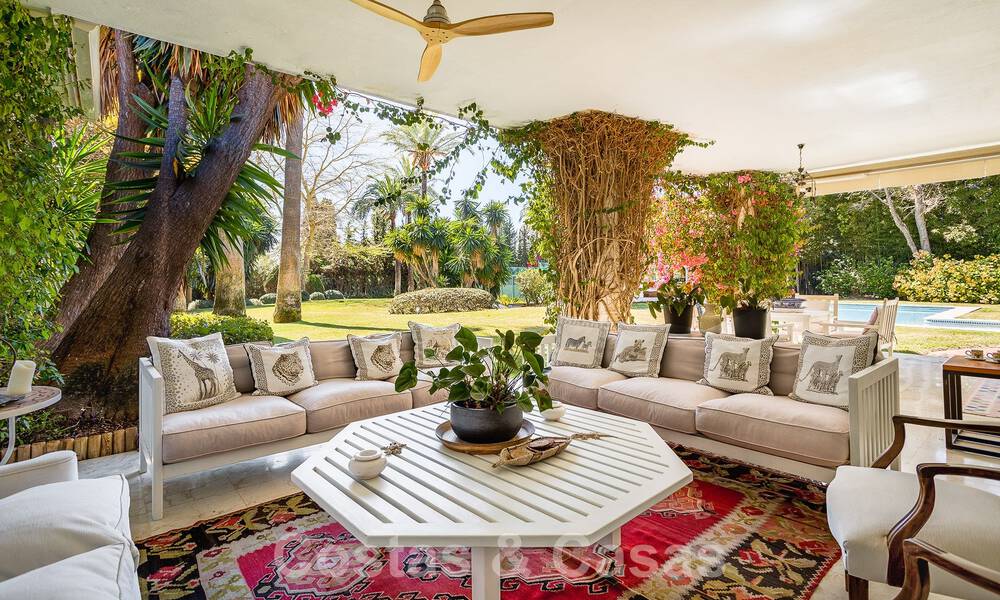 Villa de lujo independiente de estilo mediterráneo en venta a un paso de la playa y los servicios en la prestigiosa Guadalmina Baja en Marbella 51260
