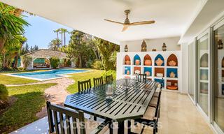 Villa de lujo independiente de estilo mediterráneo en venta a un paso de la playa y los servicios en la prestigiosa Guadalmina Baja en Marbella 51262 