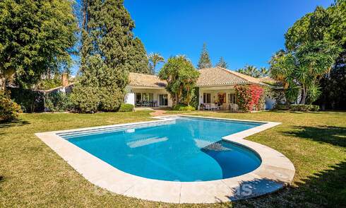 Villa de lujo independiente de estilo mediterráneo en venta a un paso de la playa y los servicios en la prestigiosa Guadalmina Baja en Marbella 51264