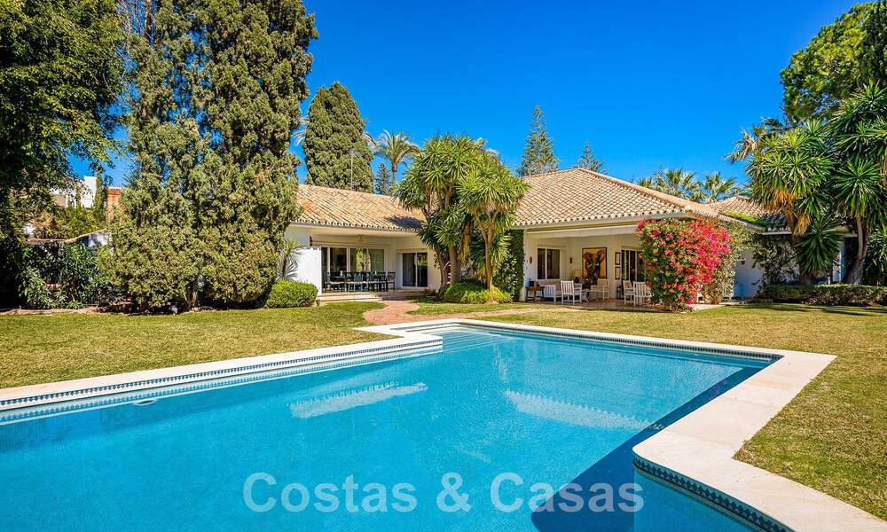 Villa de lujo independiente de estilo mediterráneo en venta a un paso de la playa y los servicios en la prestigiosa Guadalmina Baja en Marbella 51265