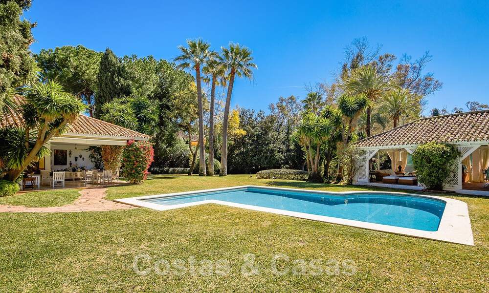 Villa de lujo independiente de estilo mediterráneo en venta a un paso de la playa y los servicios en la prestigiosa Guadalmina Baja en Marbella 51266