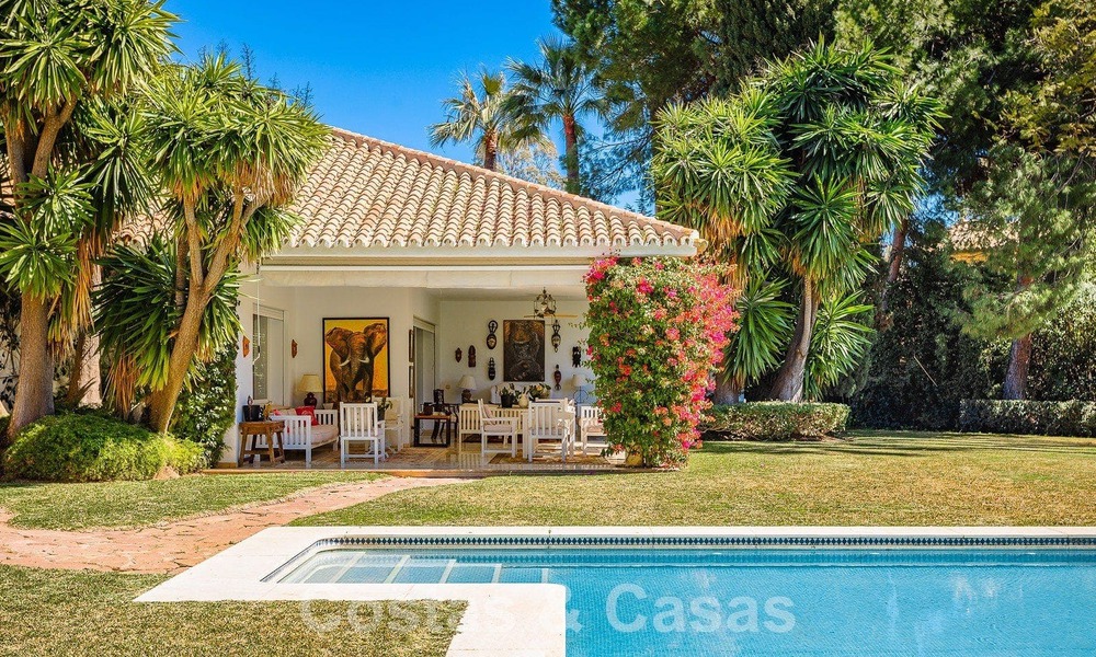 Villa de lujo independiente de estilo mediterráneo en venta a un paso de la playa y los servicios en la prestigiosa Guadalmina Baja en Marbella 51267