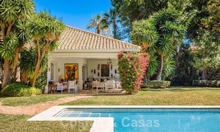 Villa de lujo independiente de estilo mediterráneo en venta a un paso de la playa y los servicios en la prestigiosa Guadalmina Baja en Marbella 51267 