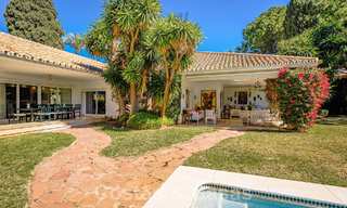 Villa de lujo independiente de estilo mediterráneo en venta a un paso de la playa y los servicios en la prestigiosa Guadalmina Baja en Marbella 51268 