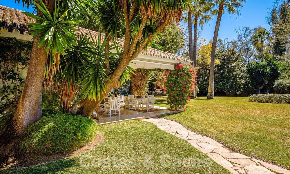 Villa de lujo independiente de estilo mediterráneo en venta a un paso de la playa y los servicios en la prestigiosa Guadalmina Baja en Marbella 51269