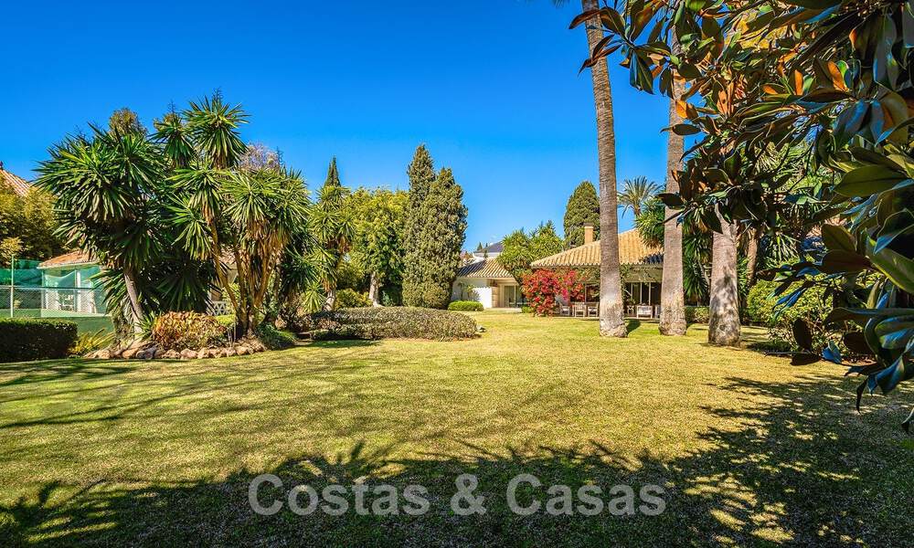 Villa de lujo independiente de estilo mediterráneo en venta a un paso de la playa y los servicios en la prestigiosa Guadalmina Baja en Marbella 51272