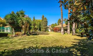 Villa de lujo independiente de estilo mediterráneo en venta a un paso de la playa y los servicios en la prestigiosa Guadalmina Baja en Marbella 51272 