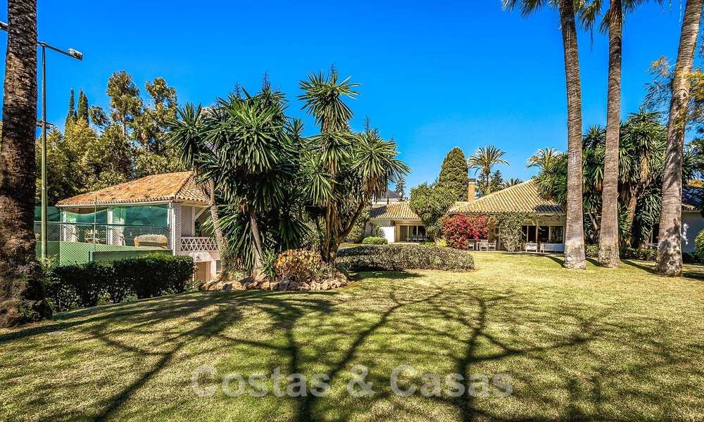 Villa de lujo independiente de estilo mediterráneo en venta a un paso de la playa y los servicios en la prestigiosa Guadalmina Baja en Marbella 51273