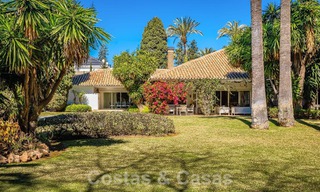 Villa de lujo independiente de estilo mediterráneo en venta a un paso de la playa y los servicios en la prestigiosa Guadalmina Baja en Marbella 51274 