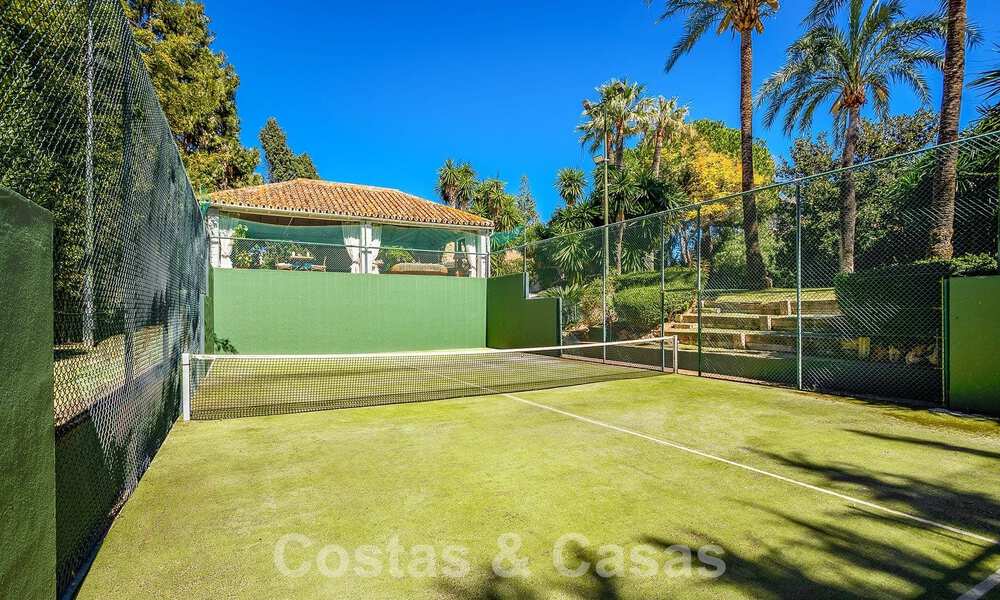 Villa de lujo independiente de estilo mediterráneo en venta a un paso de la playa y los servicios en la prestigiosa Guadalmina Baja en Marbella 51275