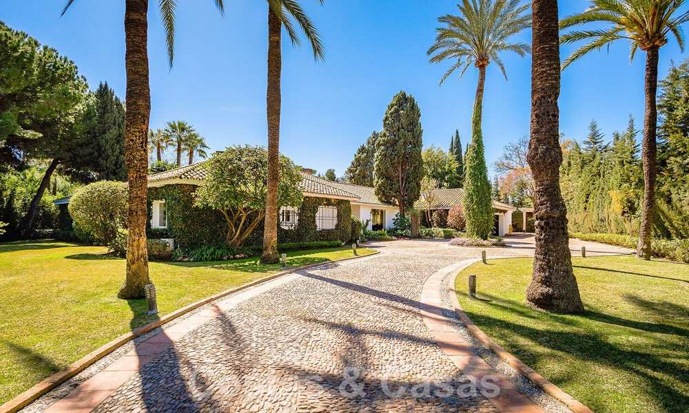 Villa de lujo independiente de estilo mediterráneo en venta a un paso de la playa y los servicios en la prestigiosa Guadalmina Baja en Marbella 51277