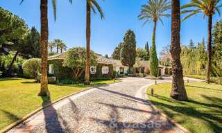 Villa de lujo independiente de estilo mediterráneo en venta a un paso de la playa y los servicios en la prestigiosa Guadalmina Baja en Marbella 51277 