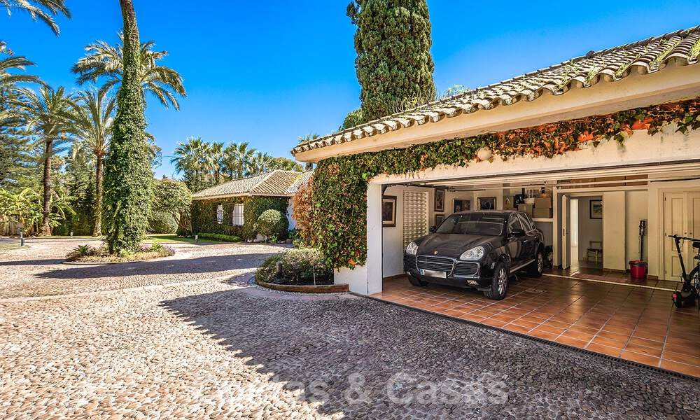 Villa de lujo independiente de estilo mediterráneo en venta a un paso de la playa y los servicios en la prestigiosa Guadalmina Baja en Marbella 51278