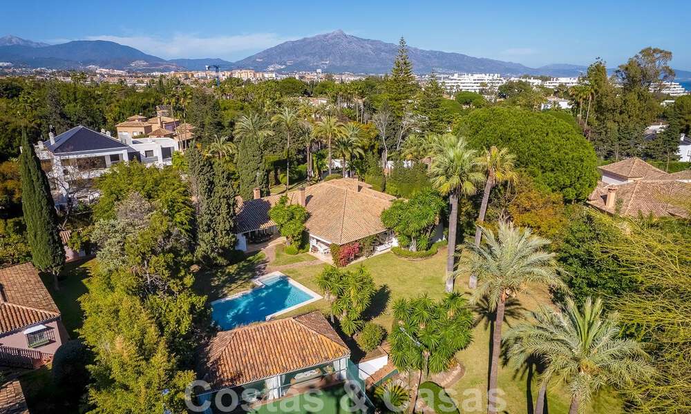 Villa de lujo independiente de estilo mediterráneo en venta a un paso de la playa y los servicios en la prestigiosa Guadalmina Baja en Marbella 51282