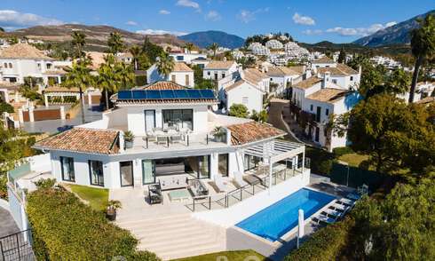 Villa de lujo en venta con arquitectura mediterránea contemporánea situada en el corazón del valle del golf de Nueva Andalucía en Marbella 51207
