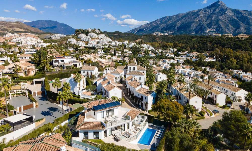 Villa de lujo en venta con arquitectura mediterránea contemporánea situada en el corazón del valle del golf de Nueva Andalucía en Marbella 51210