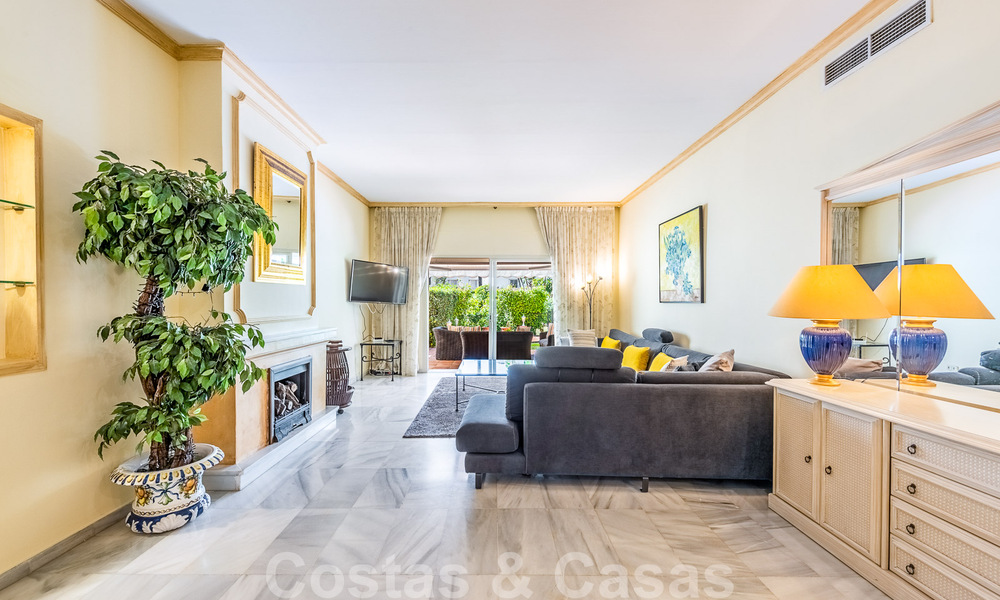 Apartamento de 3 dormitorios en venta en complejo cerrado a pocos metros de la playa en San Pedro, Marbella 51163