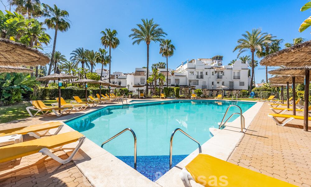 Apartamento de 3 dormitorios en venta en complejo cerrado a pocos metros de la playa en San Pedro, Marbella 51164