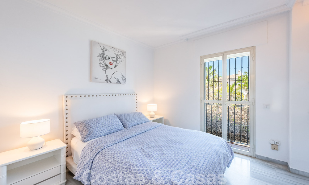 Apartamento de 3 dormitorios en venta en complejo cerrado a pocos metros de la playa en San Pedro, Marbella 51177