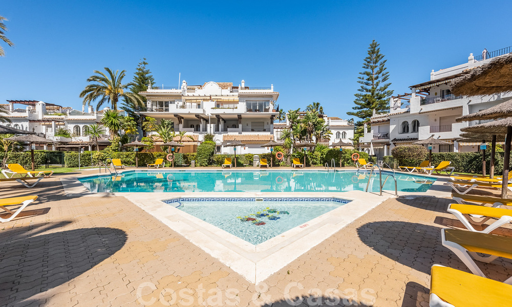 Apartamento de 3 dormitorios en venta en complejo cerrado a pocos metros de la playa en San Pedro, Marbella 51179