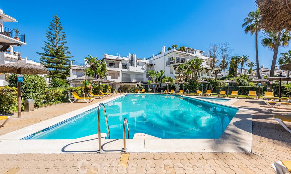 Apartamento de 3 dormitorios en venta en complejo cerrado a pocos metros de la playa en San Pedro, Marbella 51180