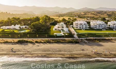 Exclusiva villa de diseño en venta en primera línea de playa con preciosas vistas al mar en la Nueva Milla de Oro entre Marbella y Estepona 51190