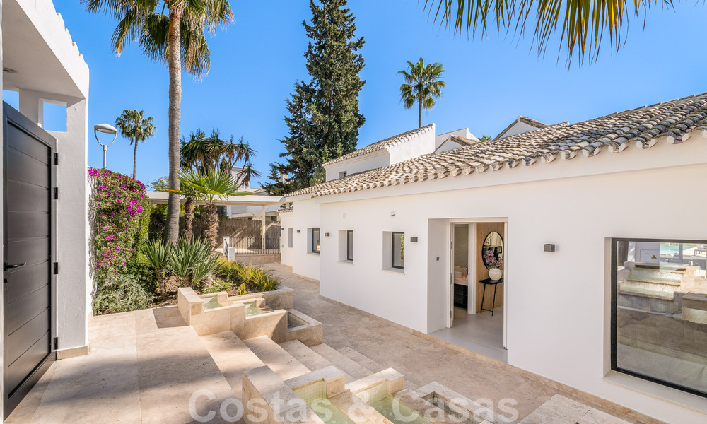 Villa de lujo lista para entrar a vivir en venta junto al campo de golf Las Brisas, en una urbanización cerrada en el valle del golf de Nueva Andalucía, Marbella 51431