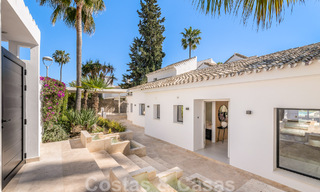 Villa de lujo lista para entrar a vivir en venta junto al campo de golf Las Brisas, en una urbanización cerrada en el valle del golf de Nueva Andalucía, Marbella 51431 