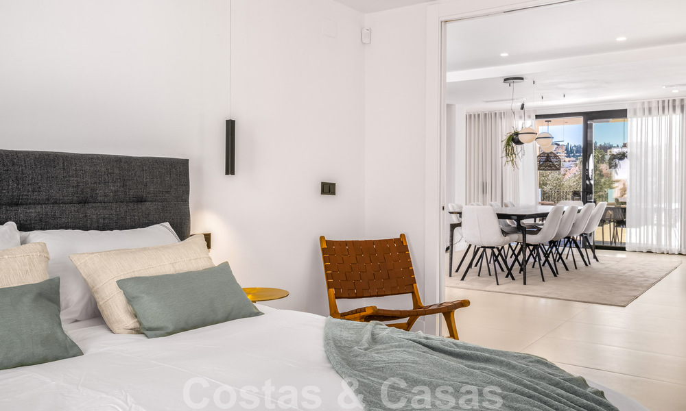 Villa de lujo lista para entrar a vivir en venta junto al campo de golf Las Brisas, en una urbanización cerrada en el valle del golf de Nueva Andalucía, Marbella 51432