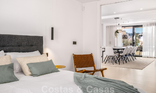 Villa de lujo lista para entrar a vivir en venta junto al campo de golf Las Brisas, en una urbanización cerrada en el valle del golf de Nueva Andalucía, Marbella 51432 