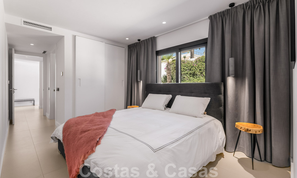 Villa de lujo lista para entrar a vivir en venta junto al campo de golf Las Brisas, en una urbanización cerrada en el valle del golf de Nueva Andalucía, Marbella 51436