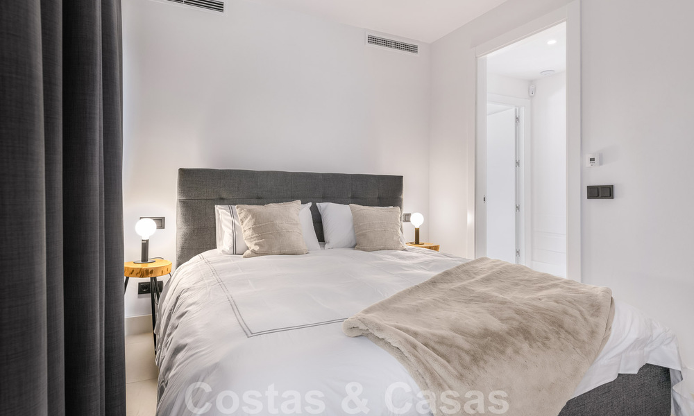 Villa de lujo lista para entrar a vivir en venta junto al campo de golf Las Brisas, en una urbanización cerrada en el valle del golf de Nueva Andalucía, Marbella 51437