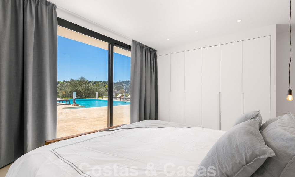 Villa de lujo lista para entrar a vivir en venta junto al campo de golf Las Brisas, en una urbanización cerrada en el valle del golf de Nueva Andalucía, Marbella 51439