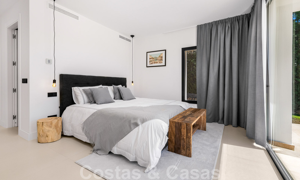 Villa de lujo lista para entrar a vivir en venta junto al campo de golf Las Brisas, en una urbanización cerrada en el valle del golf de Nueva Andalucía, Marbella 51440