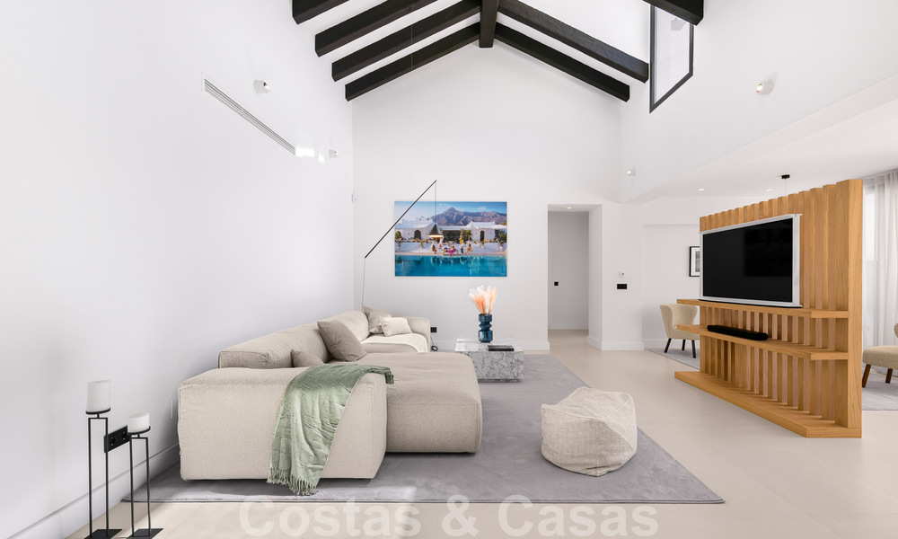 Villa de lujo lista para entrar a vivir en venta junto al campo de golf Las Brisas, en una urbanización cerrada en el valle del golf de Nueva Andalucía, Marbella 51442