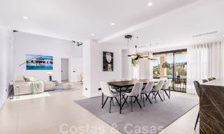 Villa de lujo lista para entrar a vivir en venta junto al campo de golf Las Brisas, en una urbanización cerrada en el valle del golf de Nueva Andalucía, Marbella 51444 