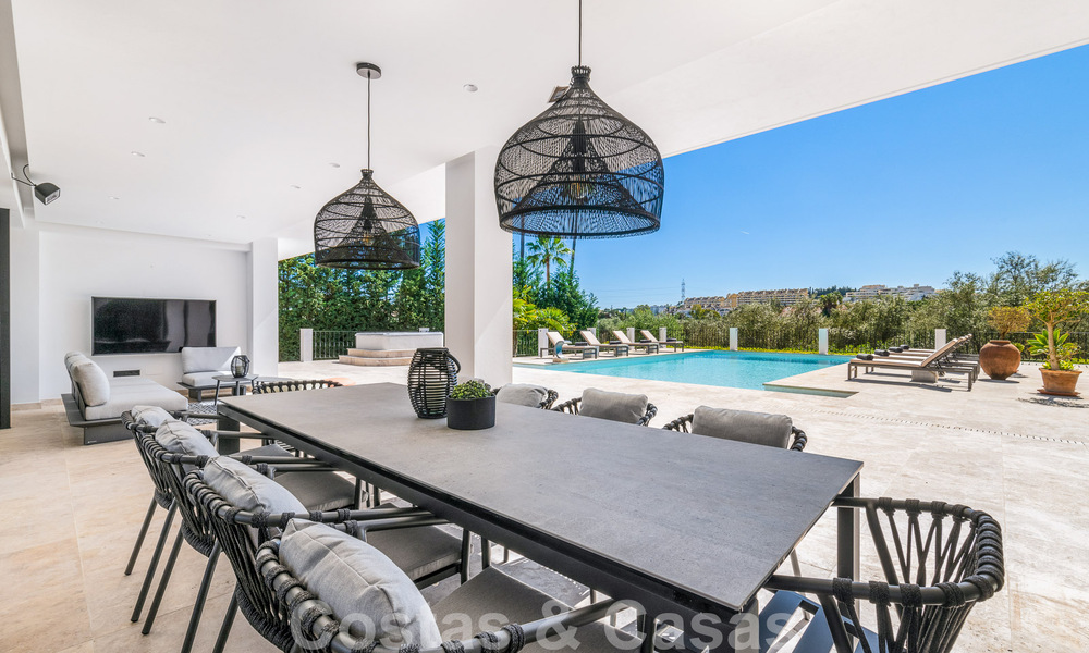 Villa de lujo lista para entrar a vivir en venta junto al campo de golf Las Brisas, en una urbanización cerrada en el valle del golf de Nueva Andalucía, Marbella 51446