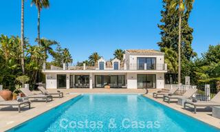 Villa de lujo lista para entrar a vivir en venta junto al campo de golf Las Brisas, en una urbanización cerrada en el valle del golf de Nueva Andalucía, Marbella 51448 