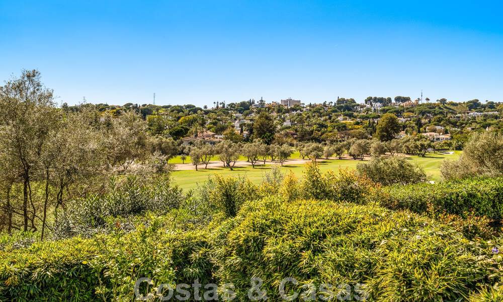 Villa de lujo lista para entrar a vivir en venta junto al campo de golf Las Brisas, en una urbanización cerrada en el valle del golf de Nueva Andalucía, Marbella 51450