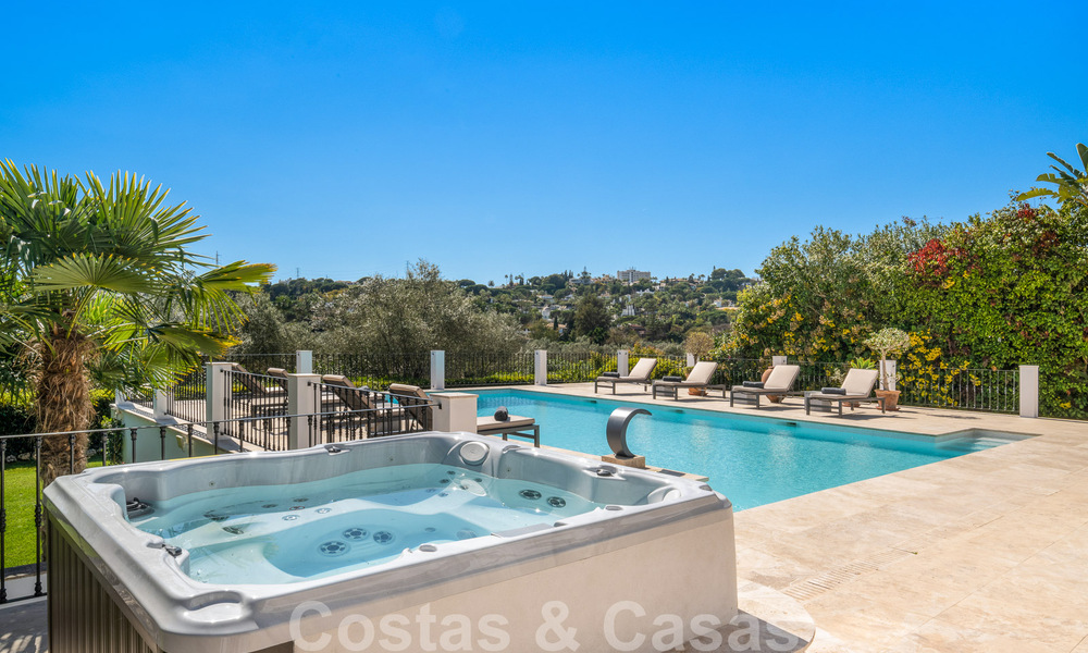 Villa de lujo lista para entrar a vivir en venta junto al campo de golf Las Brisas, en una urbanización cerrada en el valle del golf de Nueva Andalucía, Marbella 51451