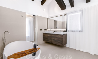 Villa de lujo lista para entrar a vivir en venta junto al campo de golf Las Brisas, en una urbanización cerrada en el valle del golf de Nueva Andalucía, Marbella 51452 
